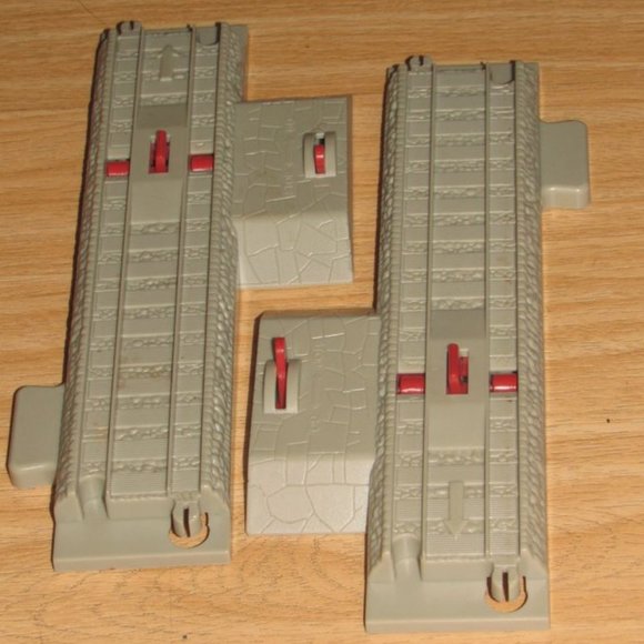 Thomas Trackmaster Motorized Train Engine Track Set 2 Stop Track Tan Red - Picture 1 of 2